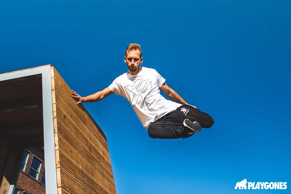 nouveau-equipement-parkour Figure freestyle par un gymnaste sur un mur