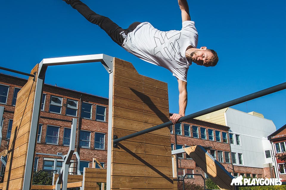 nouveau-module-parkour passage de barre par un traceur professionnel