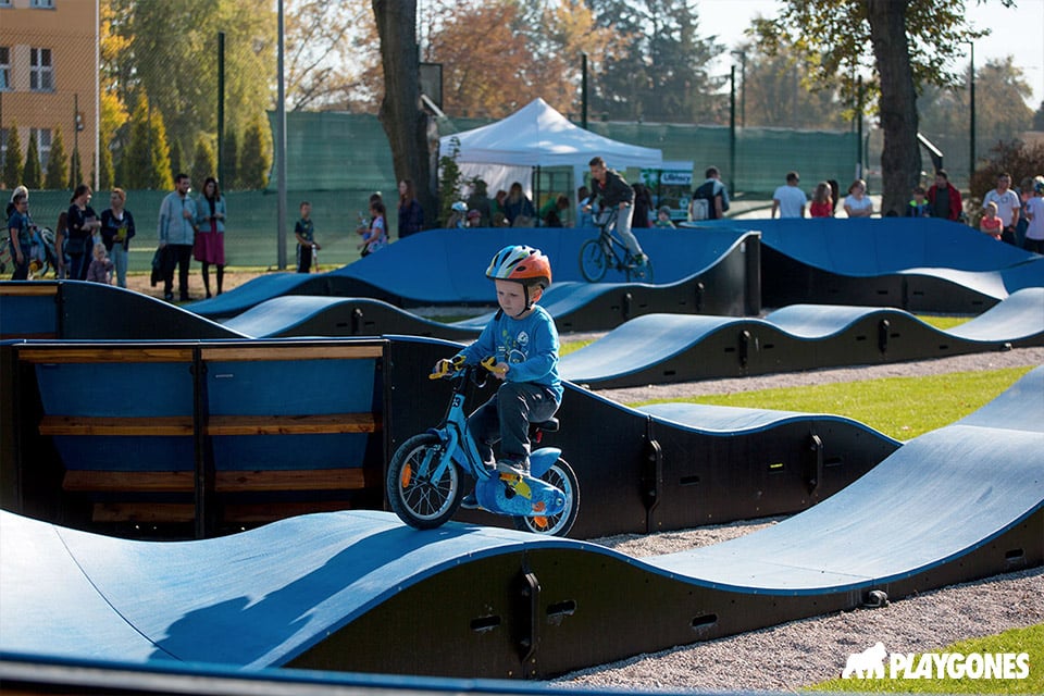 pumptrack-france-pro Enfant en vélo sur une pumptrack modulaire