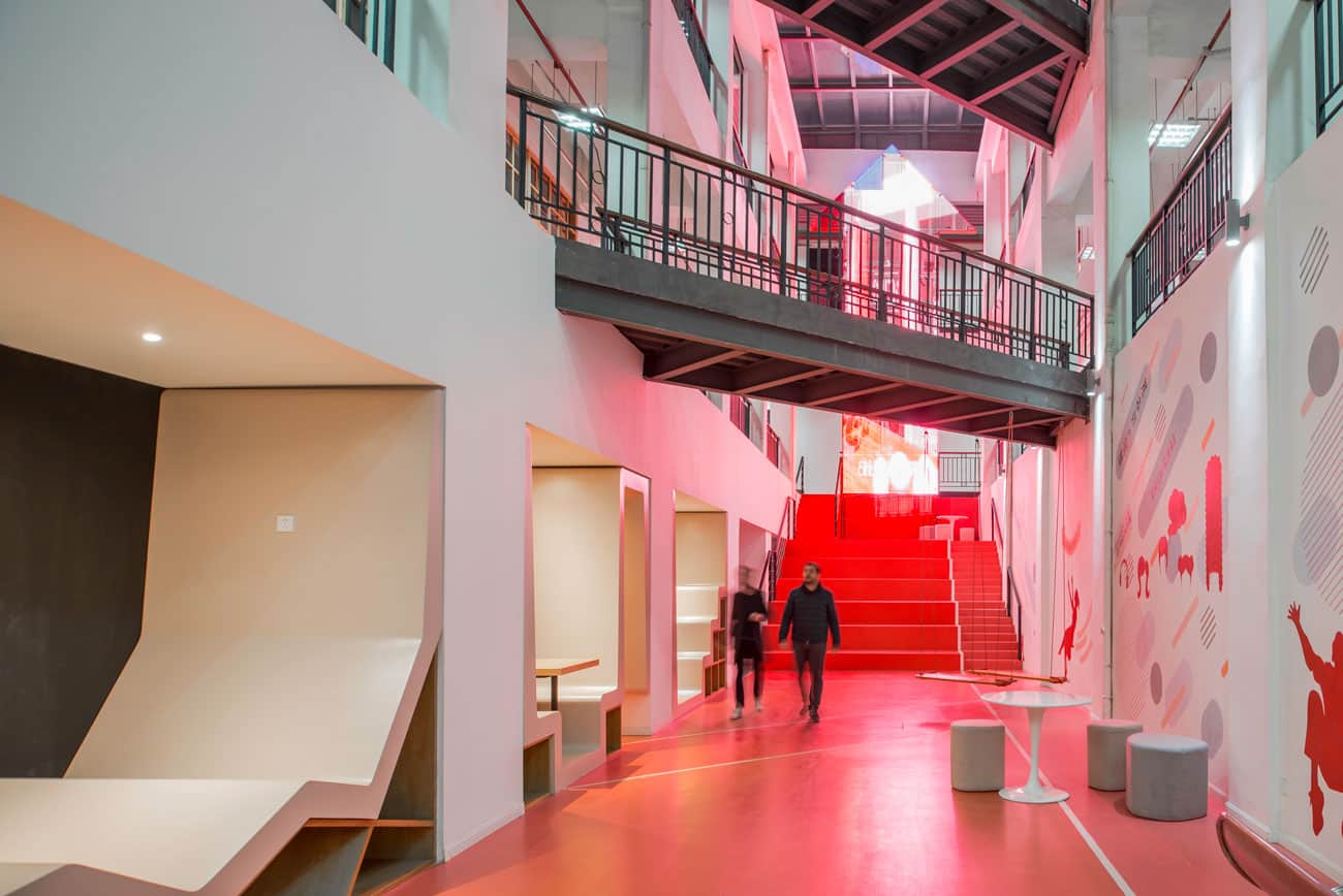 escalier-rouge-design-actif-batiment-2