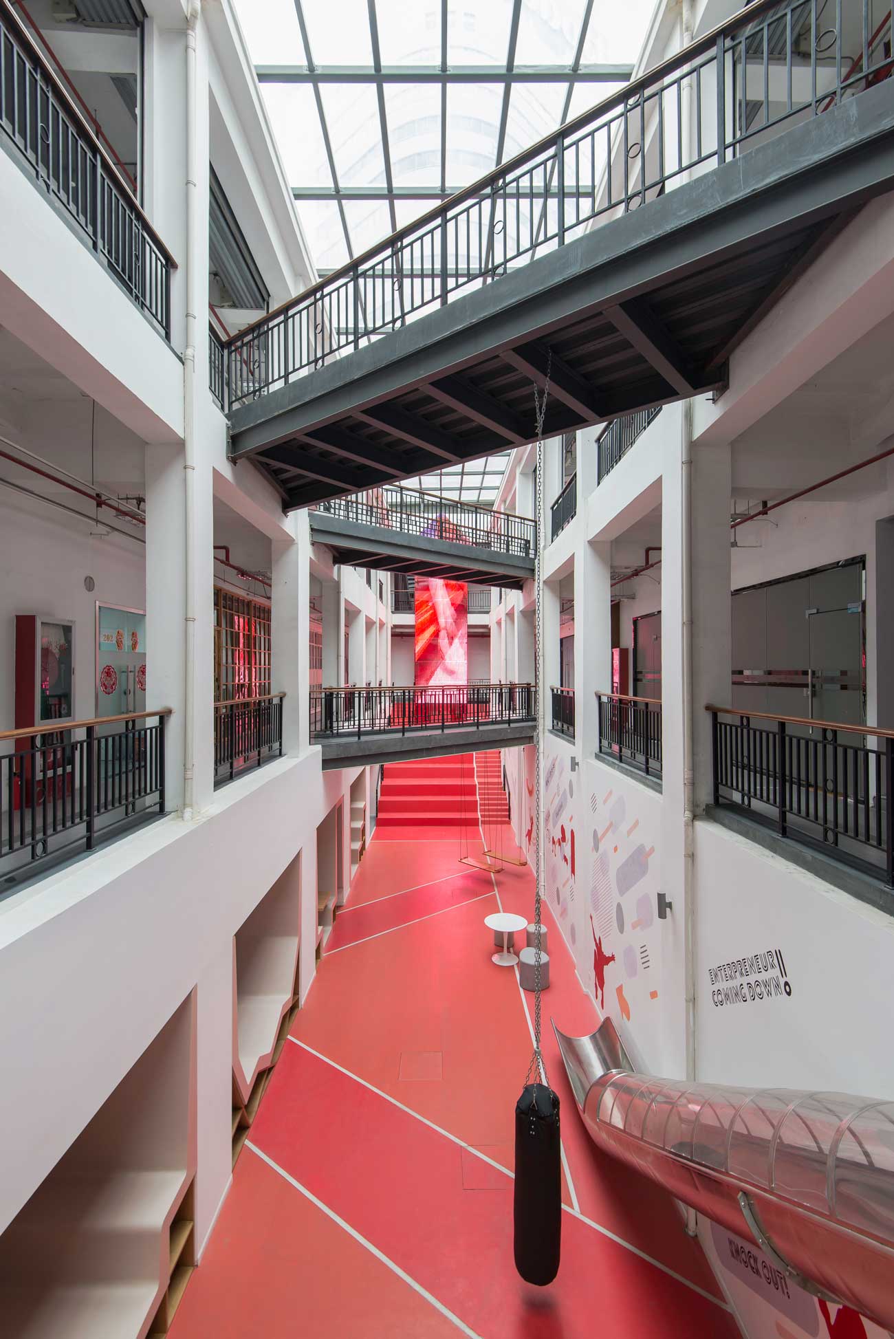 escalier-rouge-design-actif-batiment-5