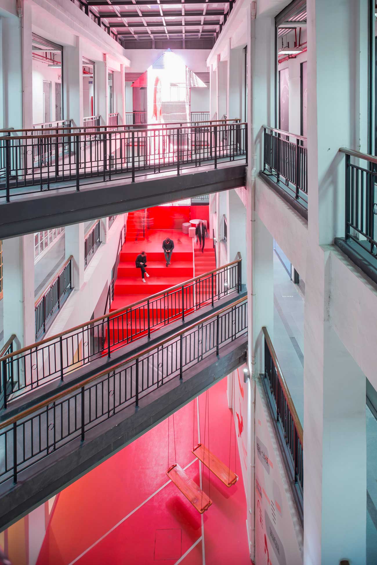 escalier-rouge-design-actif-batiment-6