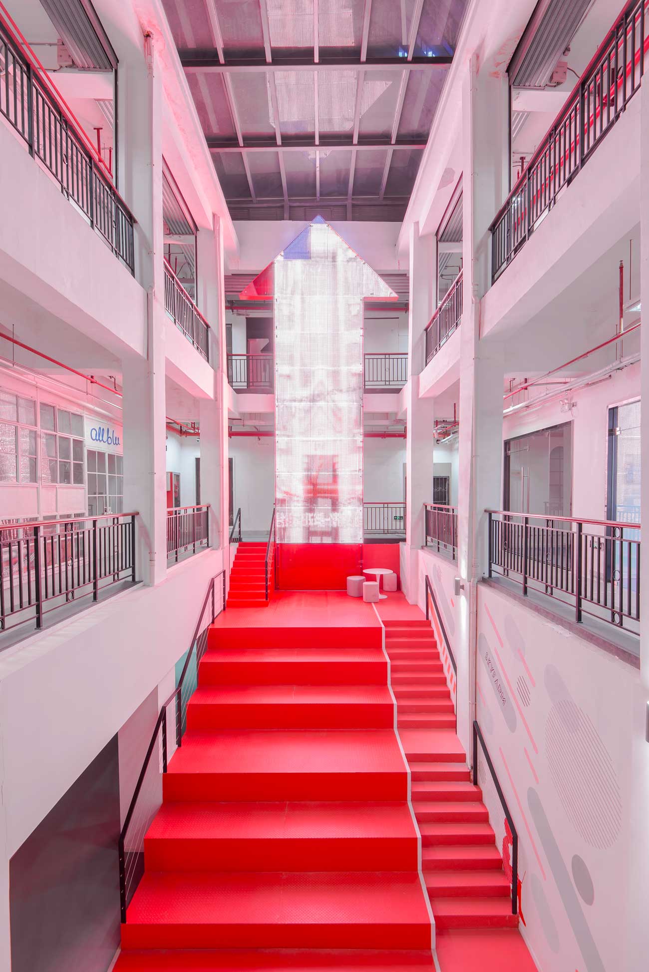 escalier-rouge-design-actif-batiment-7