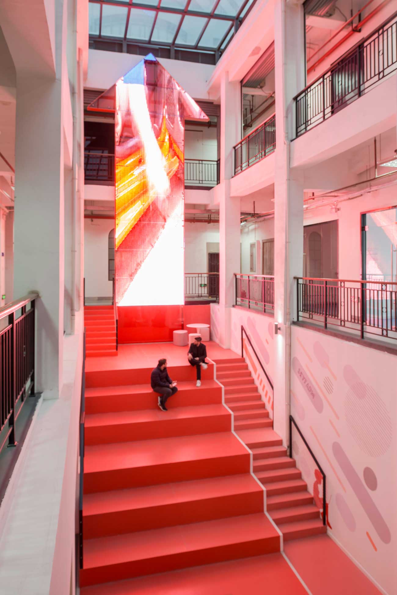 escalier-rouge-design-actif-batiment-8