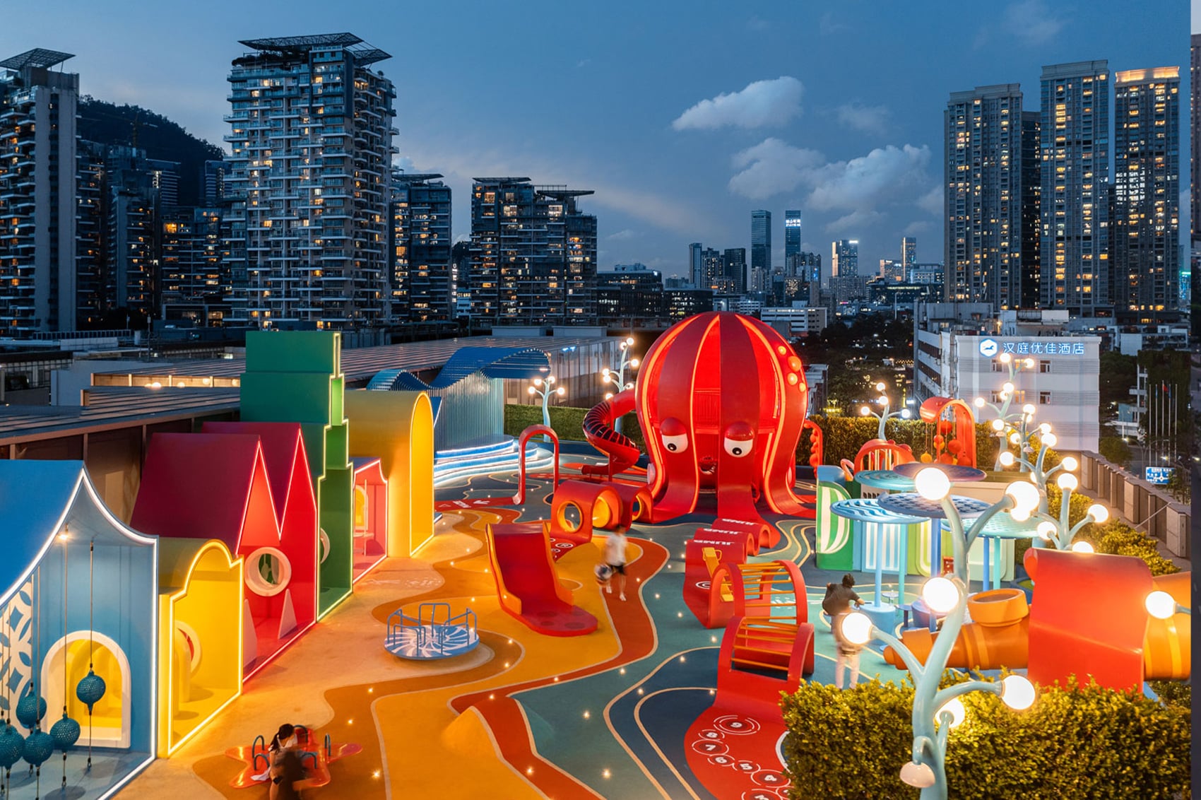 octopus-kingdom-aire-jeu-toit-centre-commercial-drone