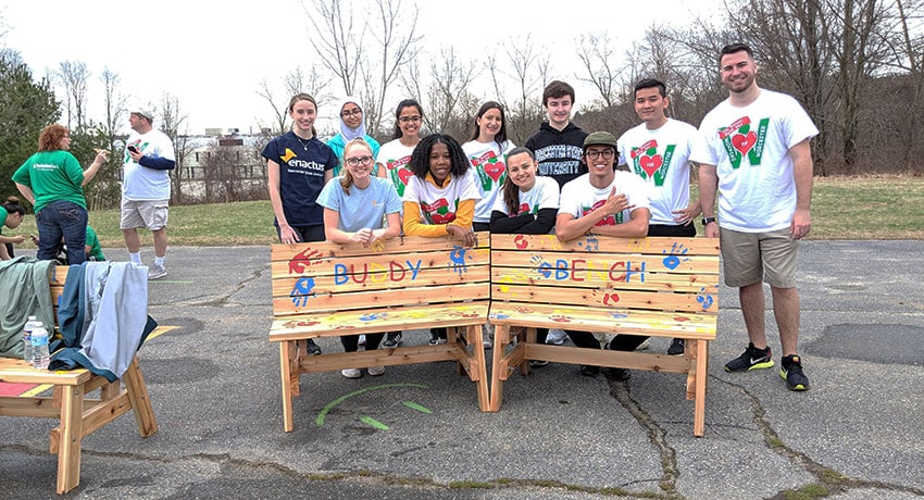 Buddy-Bench es anciens élèves se sont joints aux membres du groupe d'étudiants Enactus pour installer deux bancs de l'amitié