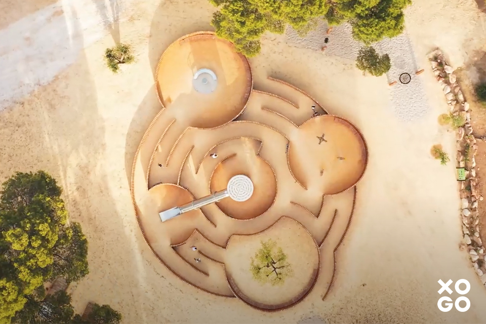 labyrinthe-aire-de-jeux-playgones-1 Une aire de jeux en forme de labyrinthe en bois vu de drone